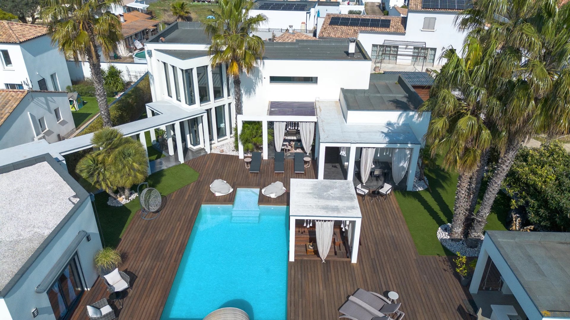 Grau d'Agde – Élégante villa contemporaine avec piscine et appartement indépendant à deux pas des plages