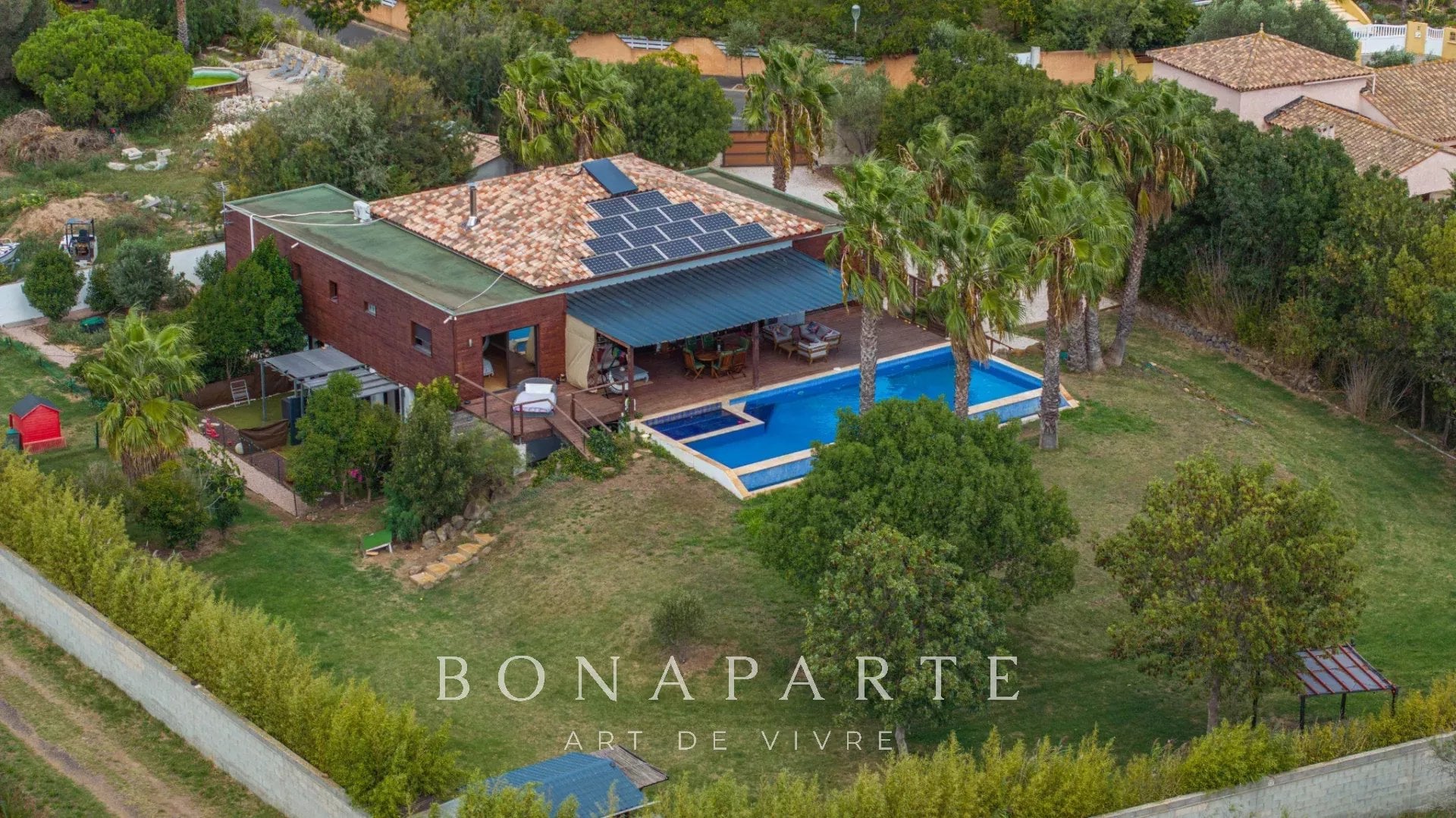 Villa d’architecte en bois avec piscine à débordement et espaces indépendants – Grau d’Agde